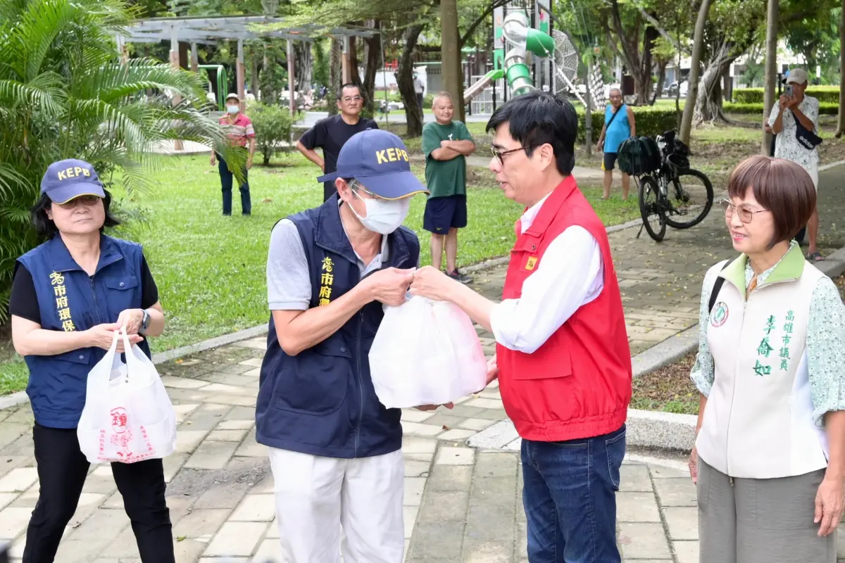 ▲海葵來襲，高雄市長陳其邁今(2)日下午前往視察鼓山區內惟公園側溝清疏作業，並慰問相關工作人員。（圖／高市府提供）