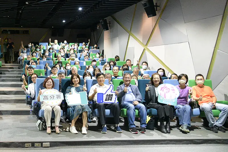 ▲高雄市電影館2日下午於放映「她們的故事」紀錄片，高分署特別邀請工會團體與勞動部長許銘春、高雄市文化局副局長簡美玲等人一起穿越時光長廊，見證女工歷史（圖／高屏澎東分署提供）