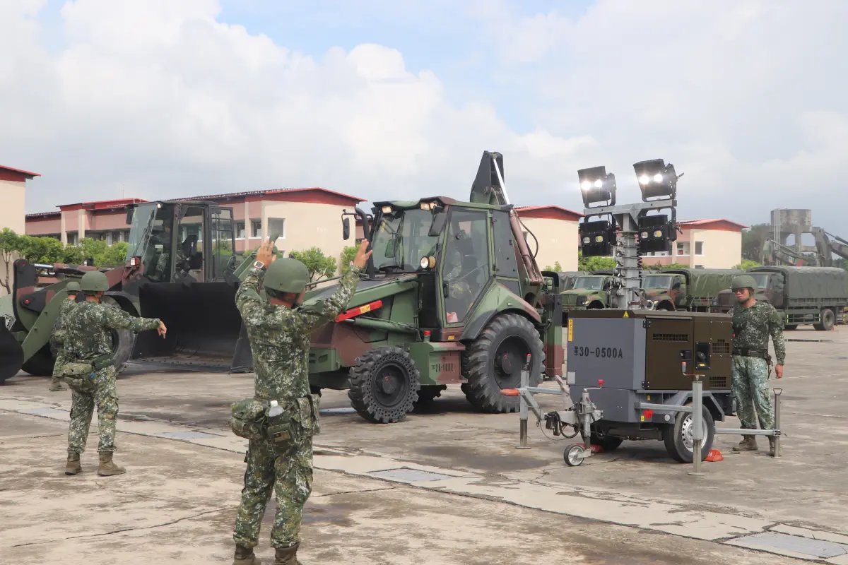 ▲第四作戰區54工兵群於司令台陳列救災車輛及機具，逐一測試機具妥善狀況，完備災防整備工作。(圖／第四作戰區提供)