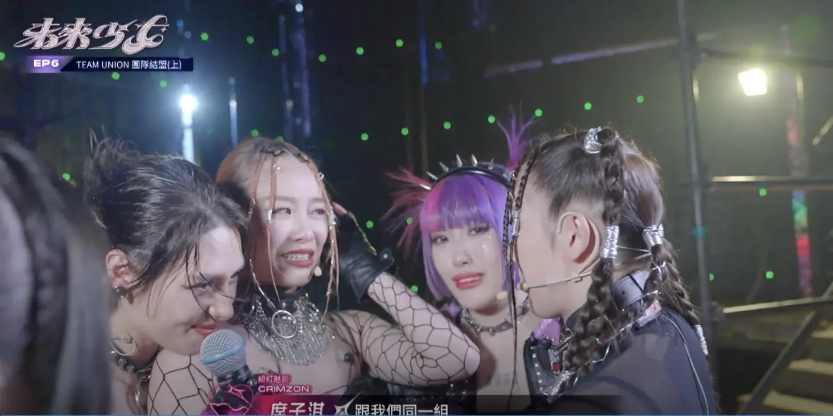 ▲選秀節目《未來少女》第6集，賽制為強團聯手卻無人得高分，緋紅魅影席子淇（中）難過落淚。（圖／踢帕娛樂提供）