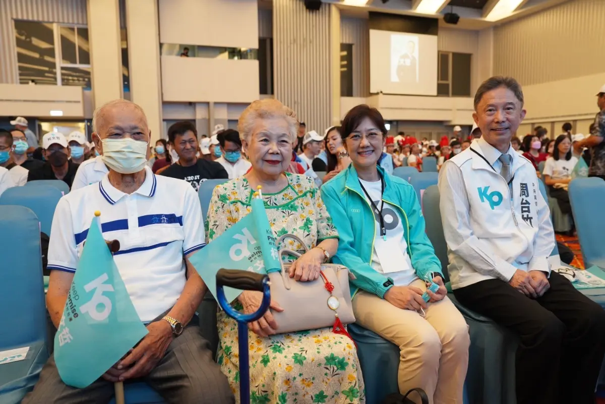 ▲據傳民眾黨前主席柯文哲父親柯承發（左一）病情急轉直下，柯文哲今（22）日申請戒護探視，晚間前往台大新竹分院。（圖／民眾黨提供）