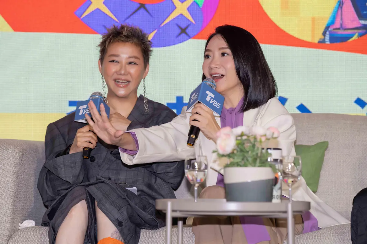 ▲陶晶瑩（右）與藍心湄今日一同出席活動，陶晶瑩聊到好友那英，透露已經許久沒有和她聯絡；藍心湄則談到王思佳假包風波，強調《女人我最大》並沒有「王思佳條款」。 （圖／TVBS提供）
