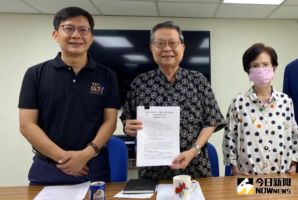 ▲大葉大學校長遴選2度難產 ，學校董事葉林月昭及校長遴選委員會召集人張世良向立委張廖萬堅陳情。（圖／記者金武鳳攝，2023.9.2)