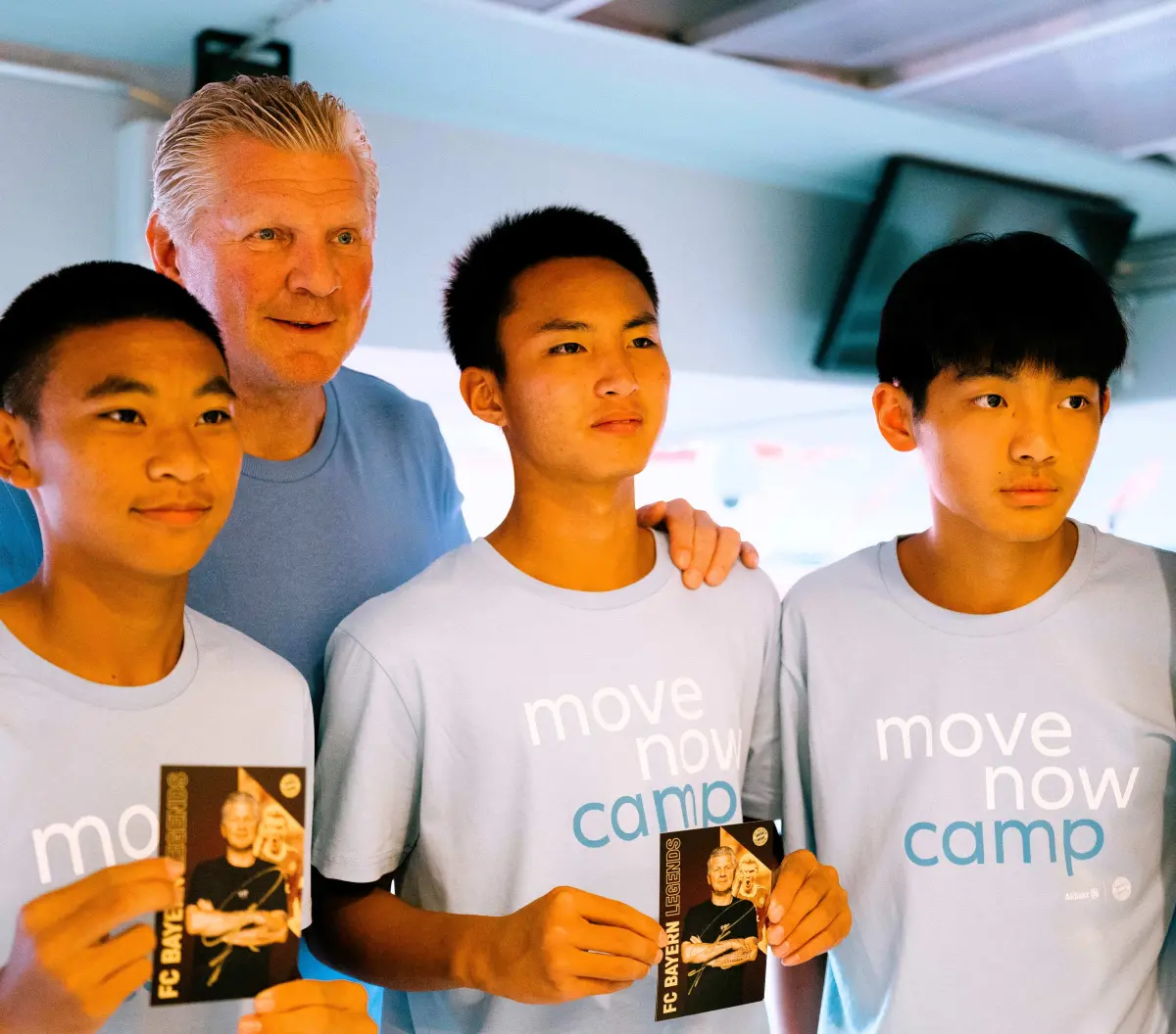 ▲台灣球員林聖洋(右)、吳國銓(左)和巴湃·嘎當·拉拉格斯拿到Effenberg的親筆簽名，開心合影。安聯提供