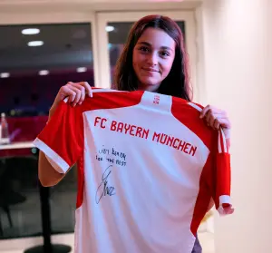 ▲來自蘇格蘭的球員Emma猜中拜仁慕尼黑正確比數2：1，獲得紀念簽名球衣，非常開心。安聯提供