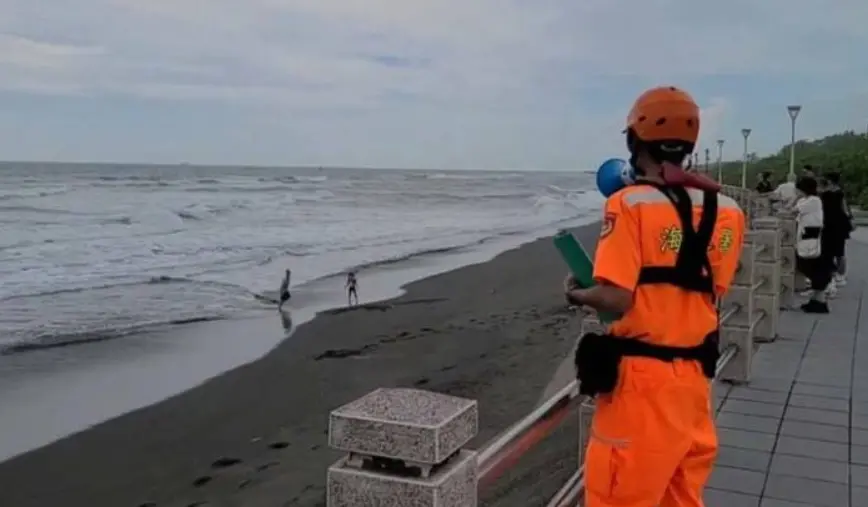 ▲中度海葵颱風今（3）日凌晨點5暴風圈觸陸，南部分署第五岸巡隊為保障民眾安全，勸離岸際觀浪民眾。（圖／翻攝畫面）　