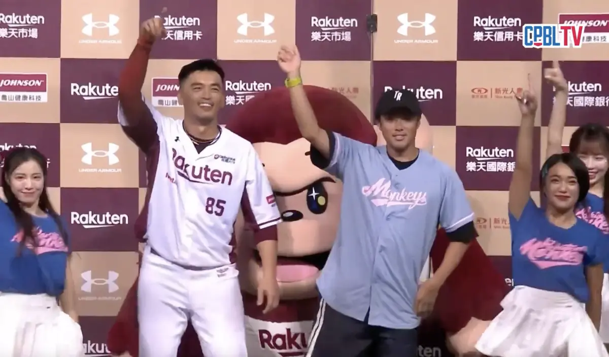 ▲朱育賢昨日獲選MVP，邀請即將返日的佐藤由規共同上台，兩人還一起大跳網路爆紅曲「誓言版求佛」。(圖片翻攝 / 中華職棒聯盟)