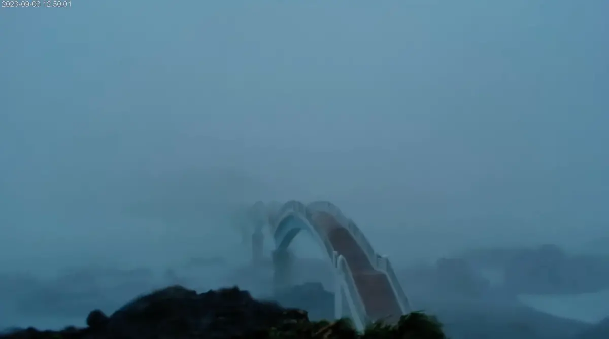 ▲海葵颱風將從下午至傍晚將從台東登陸，目前從三仙台即時影像直播可以看到，風雨已經相當強烈。（圖/YT@東部海岸國家風景管理處）