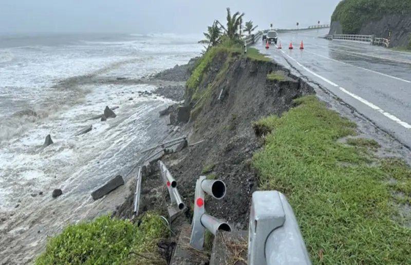 ▲海葵撲台！台11線90K長濱鄉路段，發生路基遭海浪掏空坍陷、部分路肩道路流失的狀況，縣府已派員暫時用三角錐警示，提醒用路人多加小心。（圖／翻攝畫面）