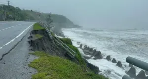 ▲海葵撲台！台11線90K長濱鄉路段，發生路基遭海浪掏空坍陷、部分路肩道路流失的狀況，縣府已派員暫時用三角錐警示，提醒用路人多加小心。（圖／翻攝畫面）