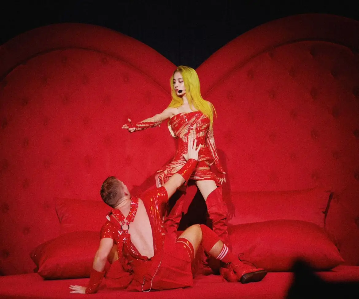 ▲蔡依林《Ugly Beauty》巡迴演唱會唱到〈怪美的〉，螢幕播映非原版歌詞。（圖／翻攝蔡依林IG）