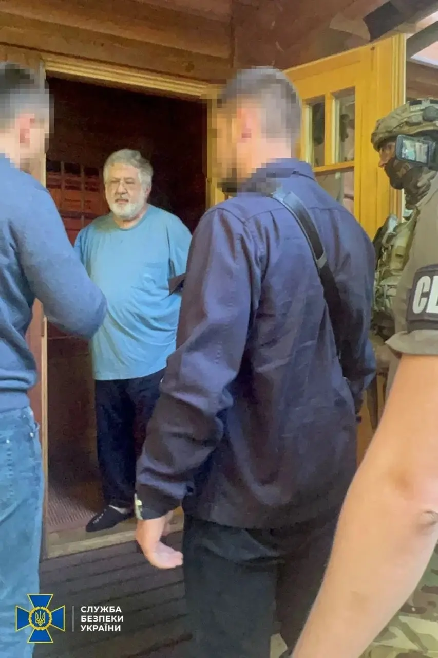 ▲烏克蘭國安局發布寡頭柯羅莫伊斯基在家收到拘提通知的照片。（圖／翻攝SBU）