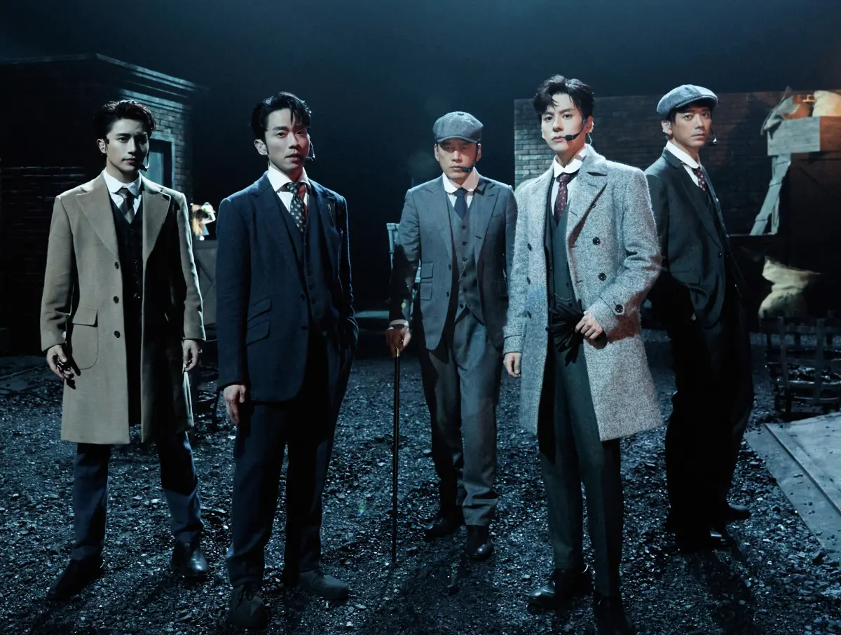 ▲王耀慶（中）練舞扭傷腳，在《披荊斬棘的哥哥3》拄著拐杖上台。（圖／翻攝自《披荊斬棘的哥哥3》微博）