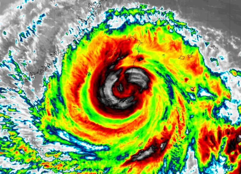 ▲海葵颱風中心已在今日下午3時40分，登陸「台東縣東河鄉」，終結1472天無颱風登陸台灣紀錄。（圖／翻攝tropical tidbits）