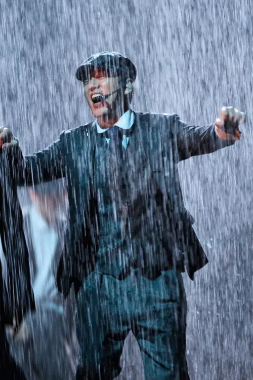 ▲王耀慶扭傷腳仍賣力在雨中熱舞〈飄移〉，獲得全場掌聲。（圖／翻攝王耀慶工作室微博）