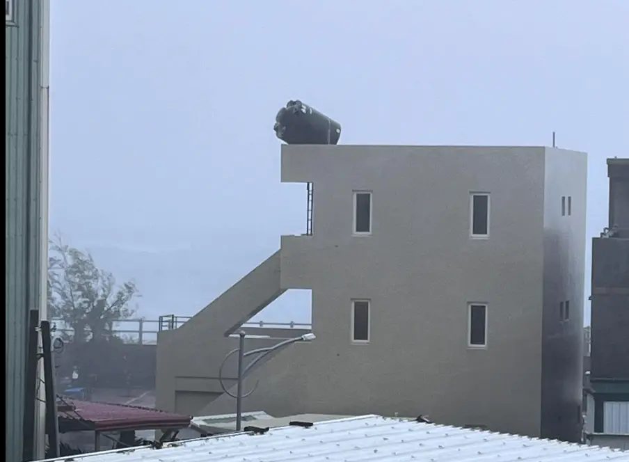 ▲海葵颱風（Haikui）強勢襲擊台灣，目前東半部縣市已經感受到強烈的風雨，甚至已經有毀損災情傳，在綠島就有民眾目擊其他住戶頂樓的水塔被強風吹走。（圖／民眾授權使用）