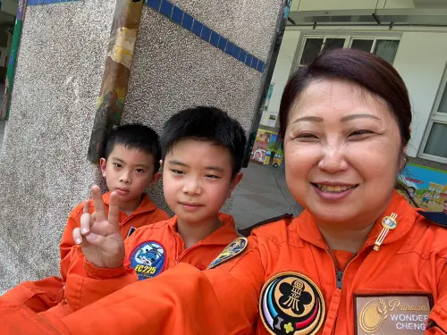 志航國小校長鄭宛鈺特地著空軍服和小朋友留影 ▲志航國小校長鄭宛鈺特地著空軍服和小朋友留影(圖/嘉義市志航國小提供)