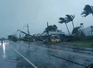 海葵颱風全台累積4萬戶停電！台東賓朗「整排電線杆」被強風吹倒
