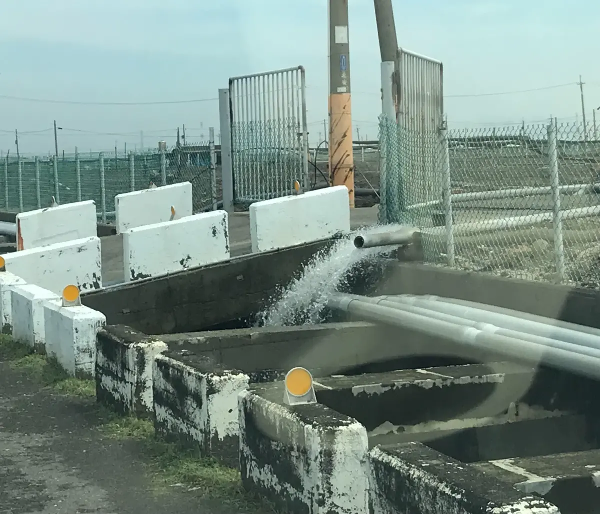 ▲高雄市海洋局加強防颱整備工作，到養殖區請業者對魚塭作預防性洩水，或裝設防護網，以避免水產品溢流，降低養殖損失。(圖／高雄市政府海洋局提供)