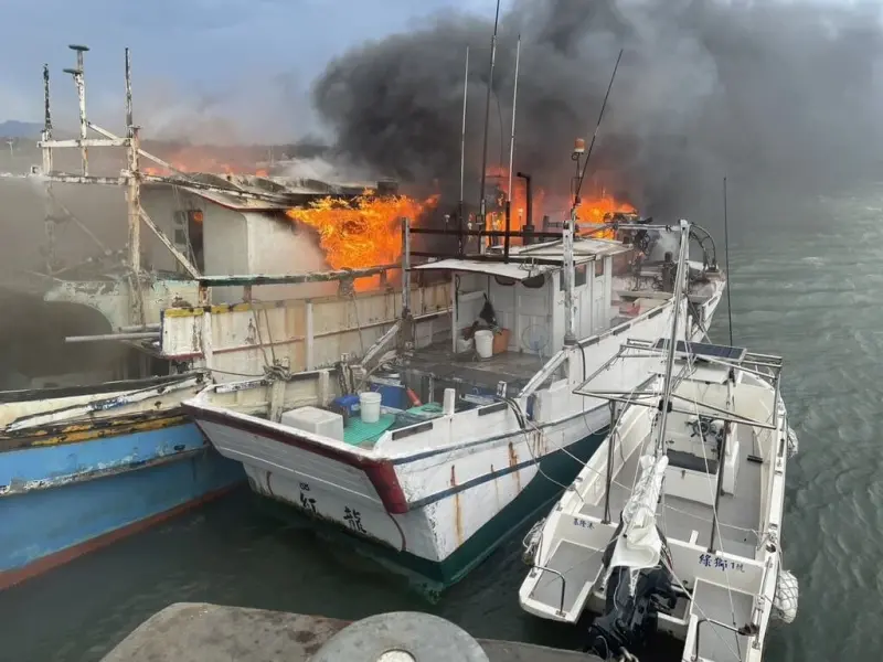 ▲南寮漁港內2艘漁船今天下午傳出火警。（圖／翻攝畫面）