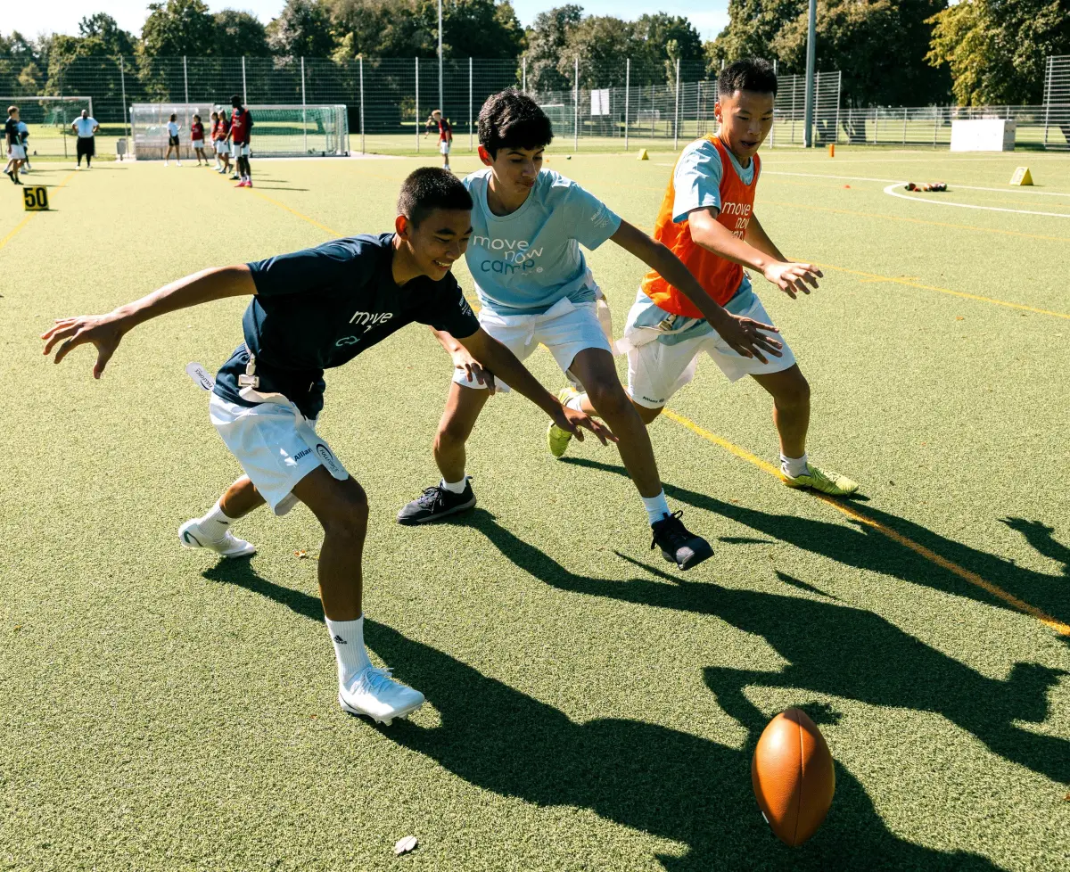 ▲安聯集團是奧運的合作夥伴，今年夏令營也提供多元課程，包括籃球、橄欖球、拔河和足球等競賽，讓小球員學會團隊合作，吳國銓對於橄欖球訓練印象最深刻。安聯提供