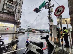 海葵颱風過境新北沒放假　蘆洲警動員百人疏導上班車潮
