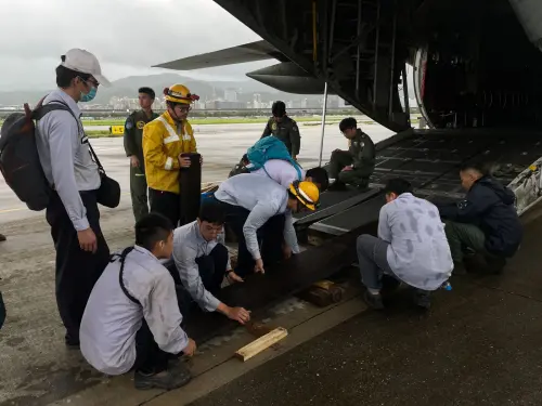 ▲超前部署！台電攜手國軍，以軍機載送人力機具赴金門。（圖／台電）