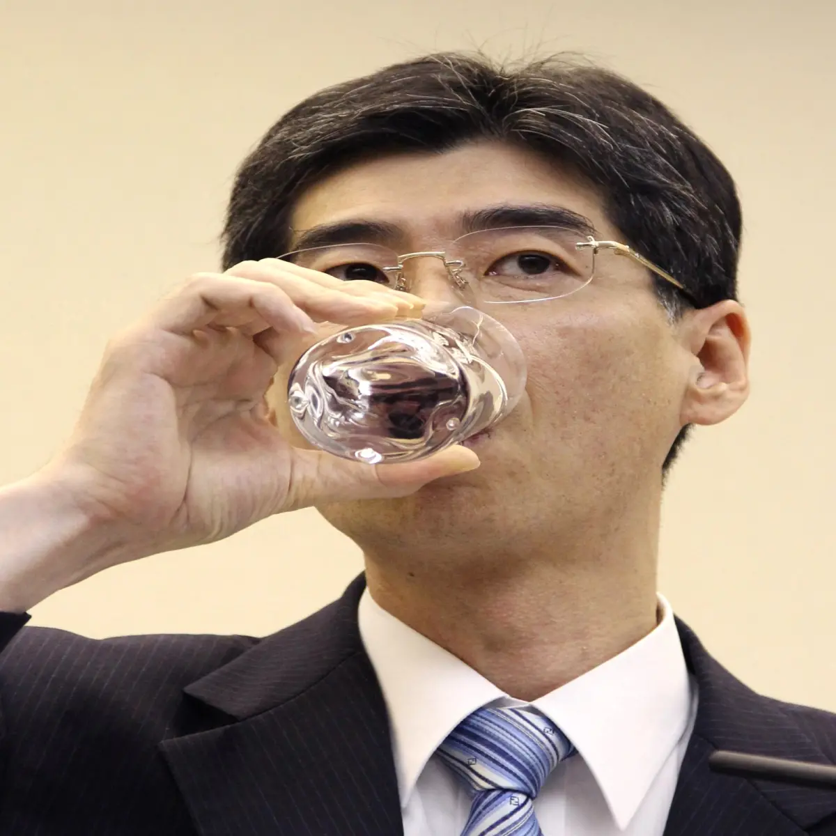 ▲日本前官員園田康博，2011年曾當眾喝下處理過的福島核水，證明其安全無虞，多年後卻在中國被謠傳罹癌身亡，他本人已出面闢謠。（圖／美聯社／達志影像）