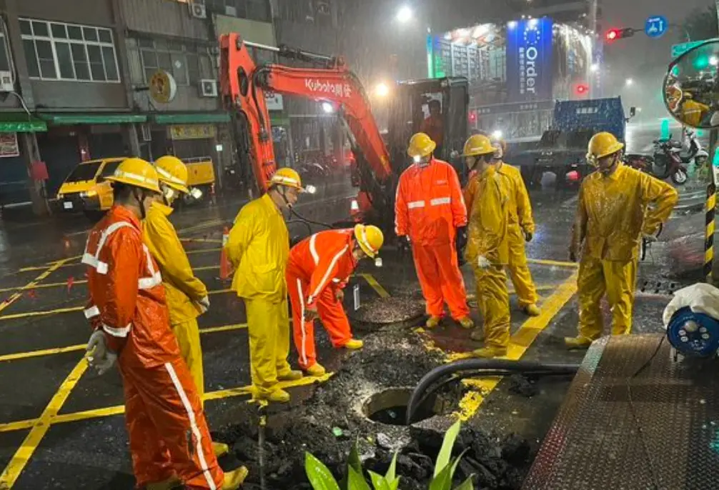 ▲海葵颱風襲台，高雄一夜停電戶數高達6萬8932戶。而截至4日上午8時為止，尚有3萬548戶仍在搶修中。（圖／翻攝畫面）