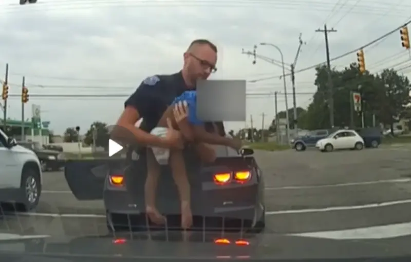 ▲美國密西根州1名警察，近日在攔查超速車時，意外挽救1名瀕死的幼童。（圖／翻攝自CBS News）