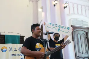 ▲FOSPI成員的Hadi也以「隔離」這首自創曲，唱出遠漁工需要Wi-Fi的心聲。（圖／台灣人權促進會提供）