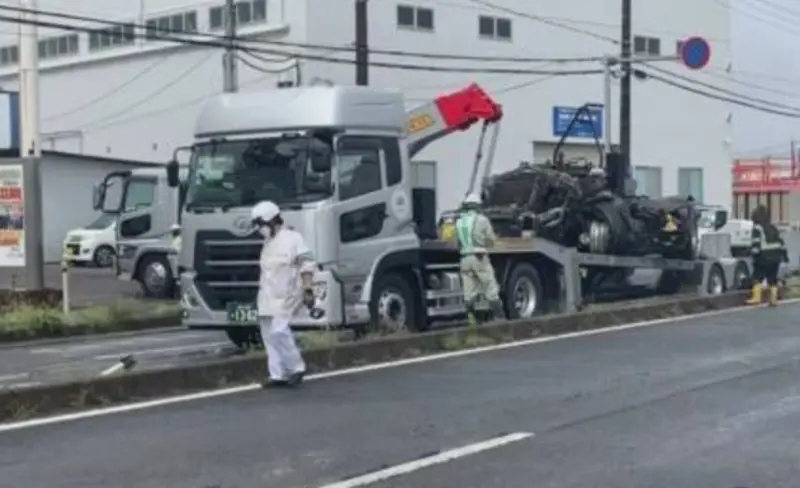 ▲日本千葉縣柏市國道16號發生車禍，一輛大型貨櫃車行駛途中跟對向的貨車對撞，造成貨櫃車司機死亡，貨車司機重傷。（圖／翻攝自NHK）