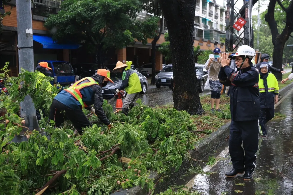 ▲海葵又逢滿潮高雄未傳重大災情，市長陳其邁今天一大早即趕赴市區感謝第一線人員。（圖／高市府提供）