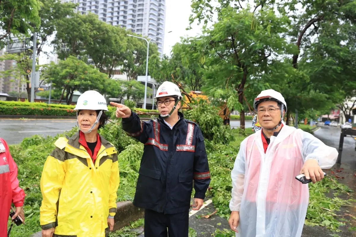 ▲高雄市長陳其邁視察路樹障礙排除與市容恢復作業，並慰問第一線工作人員。（圖／高雄市政府提供）