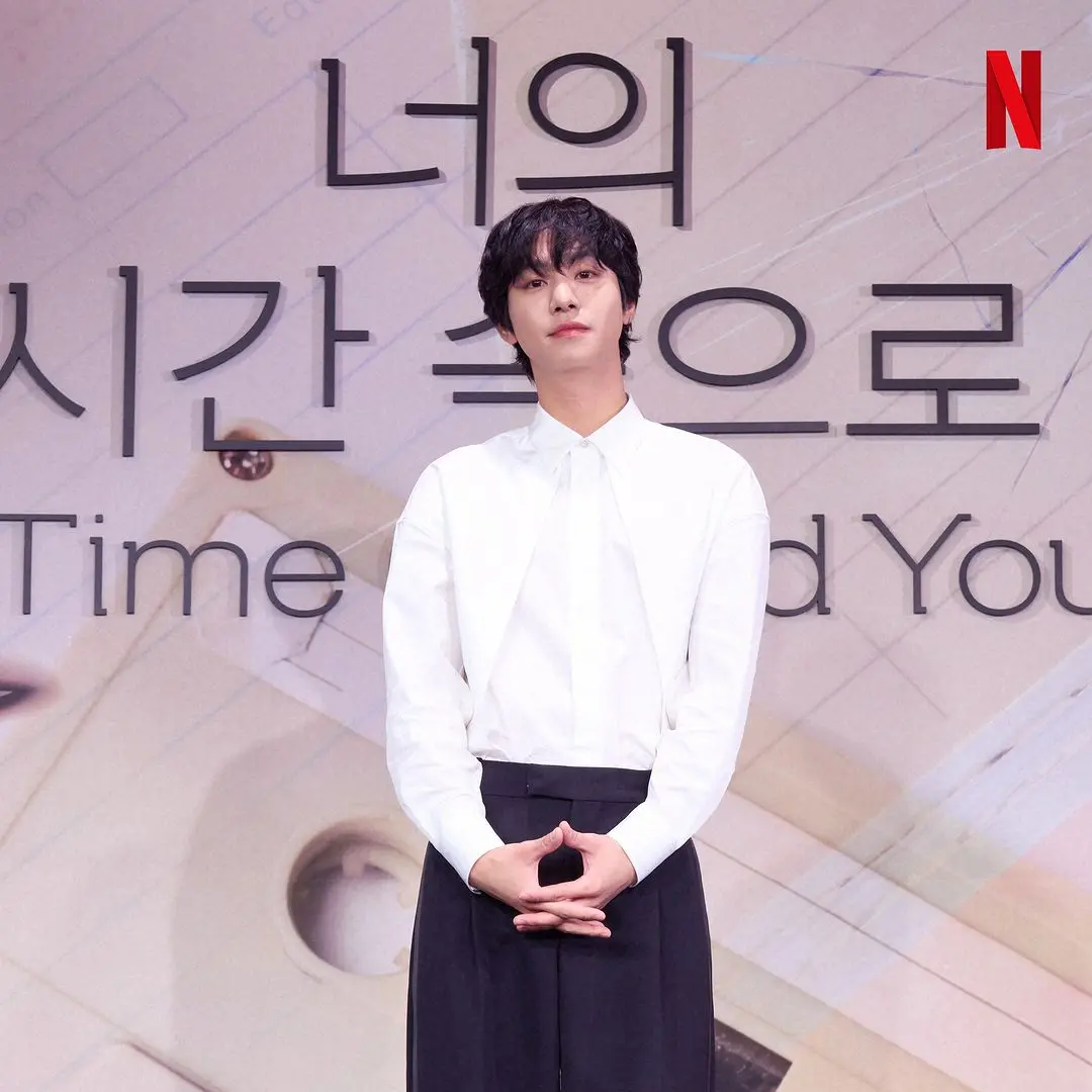 ▲改編自《想見你》的韓劇《走進你的時間》中的取景學校，跟NewJeans的歌曲《Ditto》MV裡的校園為同一所，圖為男主角安孝燮。（圖／Netflix）