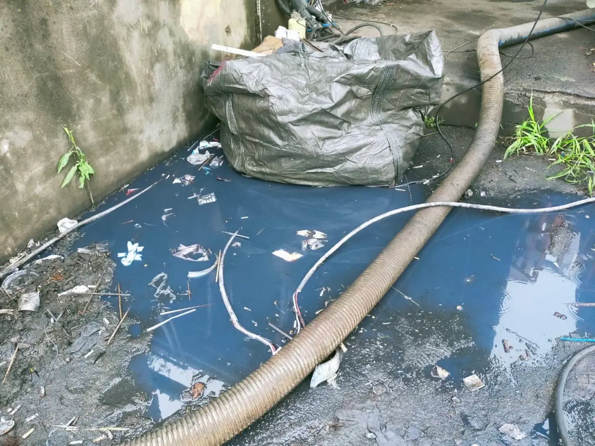 ▲新竹縣德盛溪水遭汙染，溪水被染成藍色。（圖／桃園市環保局提供）