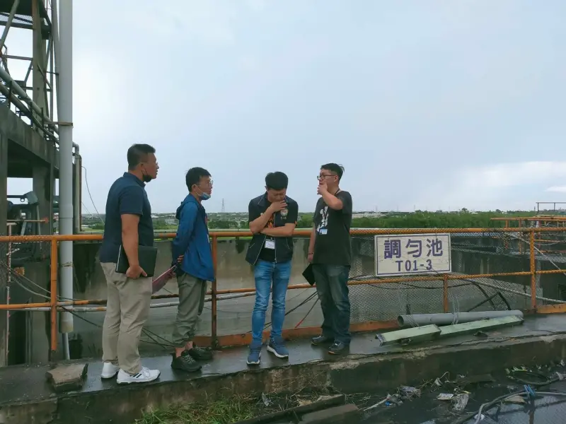 ▲德盛溪遭染藍，桃園環保局隨即啟動聯合稽查，派遣稽查員前往楊梅區與新竹縣交界處與環境部北區環境管理中心、新竹縣環保局會合後進行稽查。（圖／桃園市環保局提供）