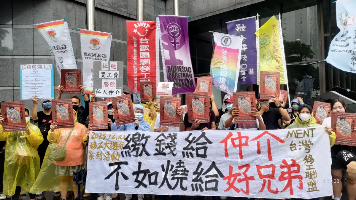 ▲台灣移工聯盟等多個移工團體今（4）日至勞動部前抗議仲介剝削亂象。勞動部回應，已多元管道引進移工並擴大直聘適用對象。（圖／記者李琦瑋攝）