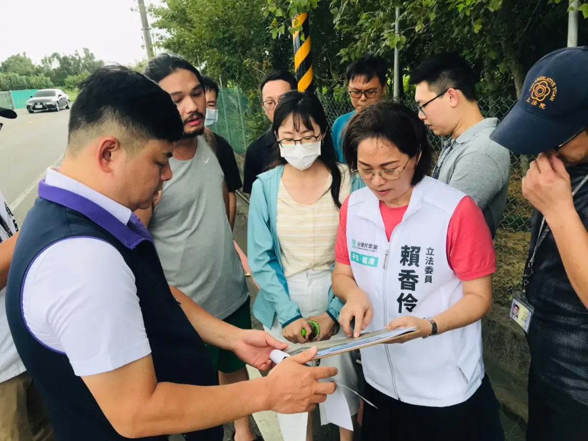 ▲賴香伶建議在彎道處可設置路側型減速標線等措施，以提醒幹道的用路人減速。（圖／賴香伶辦公室提供）