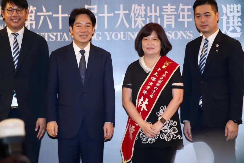 ▲桌球好手林昀儒獲得十大傑出青年，因不克出席由母親陳貴玲代為接受獎項。（圖／記者陳明中攝，2023.09.04）