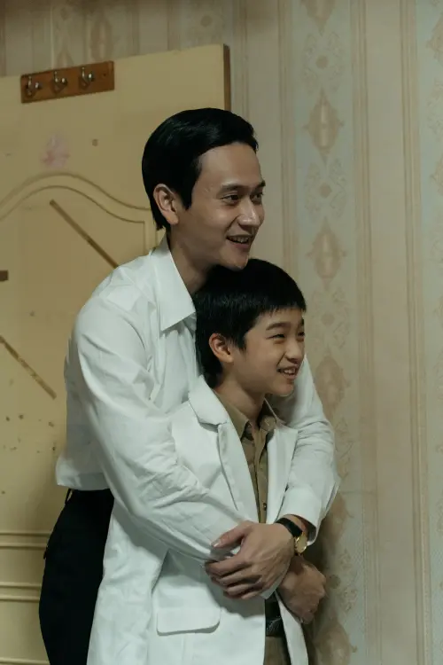 ▲劉冠廷（左）和白潤音在《老狐狸》中飾演父子檔。（圖／華映）