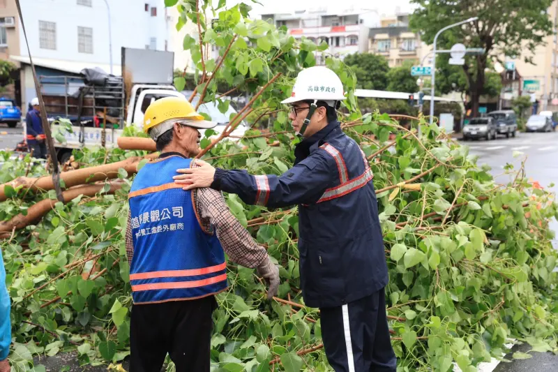 ▲高雄市長陳其邁視察市區道路環境復原狀況，並慰問、提醒辛勞的第一線人員注意自身安全。（圖／高雄市政府提供）