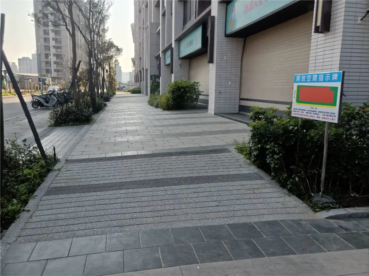 ▲新北市政府工務局首度提供沿街步道式開放空間及無遮簷人行道鋪面給予修繕補助。（圖 ／新北市政府工務局提供）