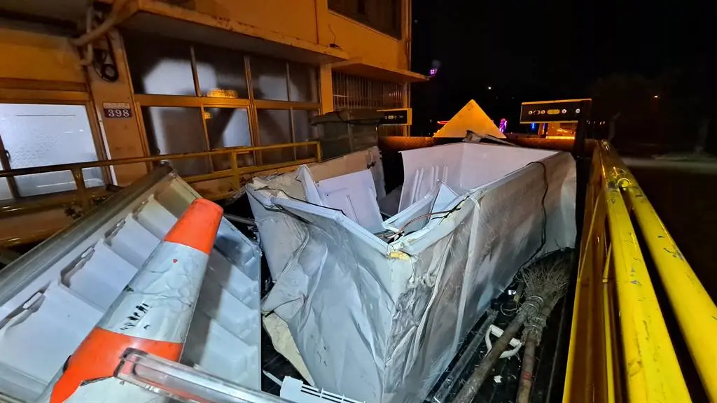 ▲國道4號西向12.5K處，前（2）日晚間6時許，有民眾發現一個大冰箱橫躺在車道上。（圖／翻攝畫面）