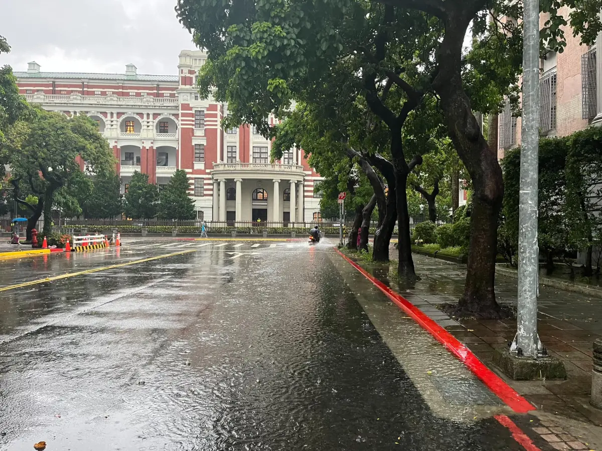 ▲遇到強降雨，總統府周遭道路就會積水。（圖／翻攝議員洪婉臻臉書）