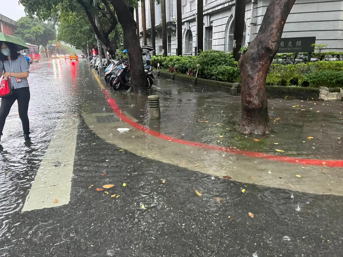 ▲遇到強降雨，總統府周遭道路就會積水。北市府有官員指蔡政府前瞻治水預算2500億元，首都獲得「零元補助」。（圖／翻攝議員洪婉臻臉書）