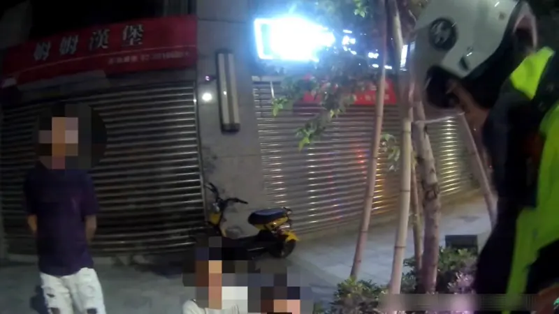 ▲警方巡邏攔查到酒後騎電動自行車的越南籍移工。（圖 ／翻攝畫面）