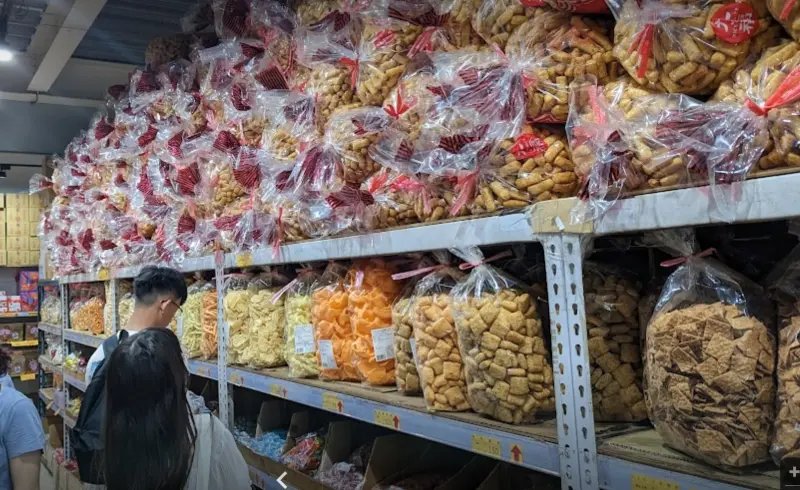▲台南「百興隆食品行」的零食份量非常驚人，多樣零食讓人難以抉擇。（圖/百興隆食品行Google評價）