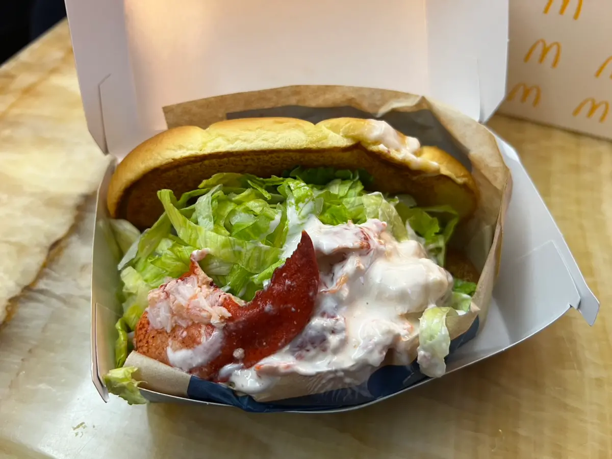 ▲麥當勞日前推出「鰲龍蝦堡」吸引不少民眾嚐鮮，不料，近日卻有網友抱怨，表示自己吃了麥當勞的螯龍蝦堡後過敏，全身腫成「菠蘿麵包超人」，連氣管都腫起來且呼吸困難，引發熱議。（圖／記者張勵德攝）