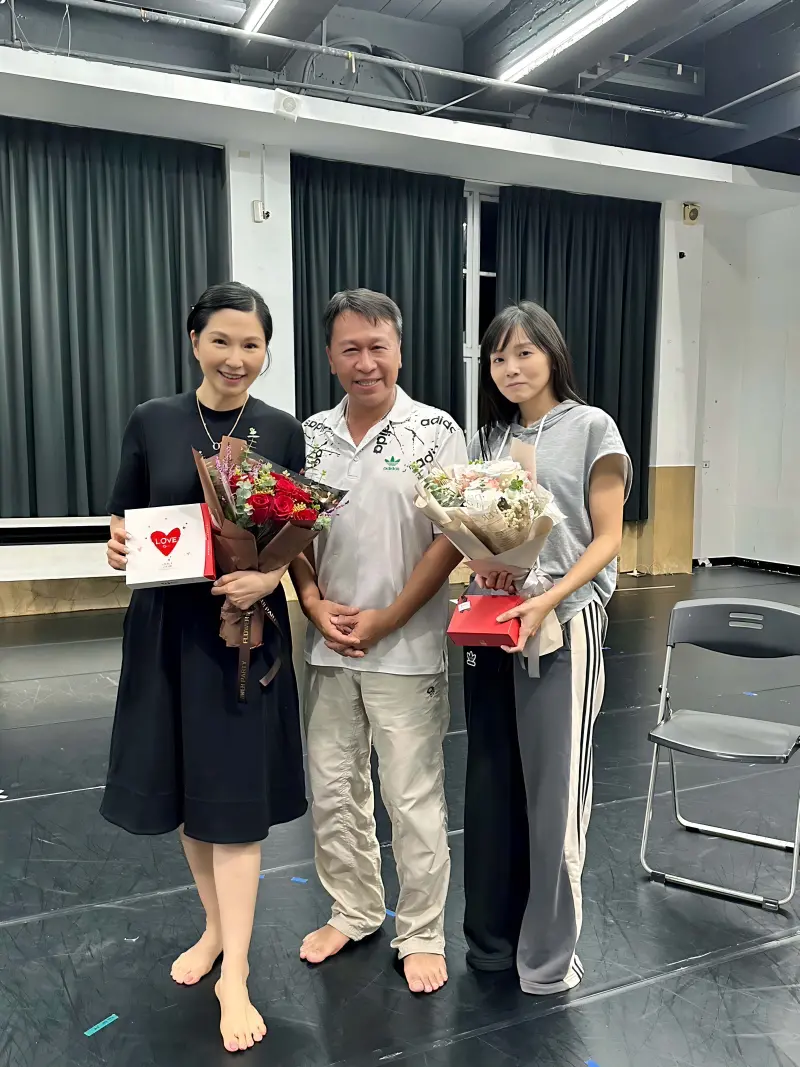 ▲游安順懂「安太座」,送張玉嬿(左)、張靜之(右)七夕禮。(圖/綠光創藝提供)